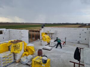 Realizace nízkoenergetického domu z pórobetonu Ytong na jižní Moravě – tesařské a zednické práce
