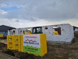 Hrubá stavba rodinného domu z tvárnic Ytong s využitím hydraulické ruky – Stavby Bočán